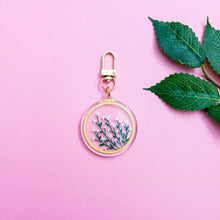 Load image into Gallery viewer, This is a Daisy Embroidery Hoop Keychain with a gold polished swivel clasp
